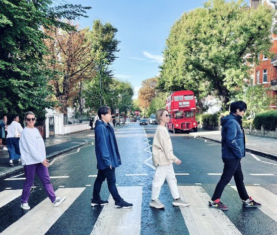 小岛秀夫携众人游伦敦 模仿披头士《艾比路》