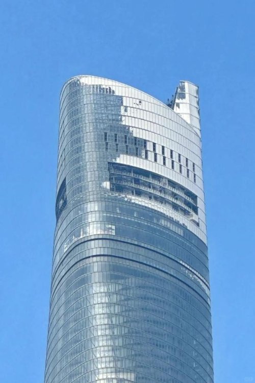 罕见！中国最高楼上海中心大厦顶楼被冻住了：《流浪地球》既视感